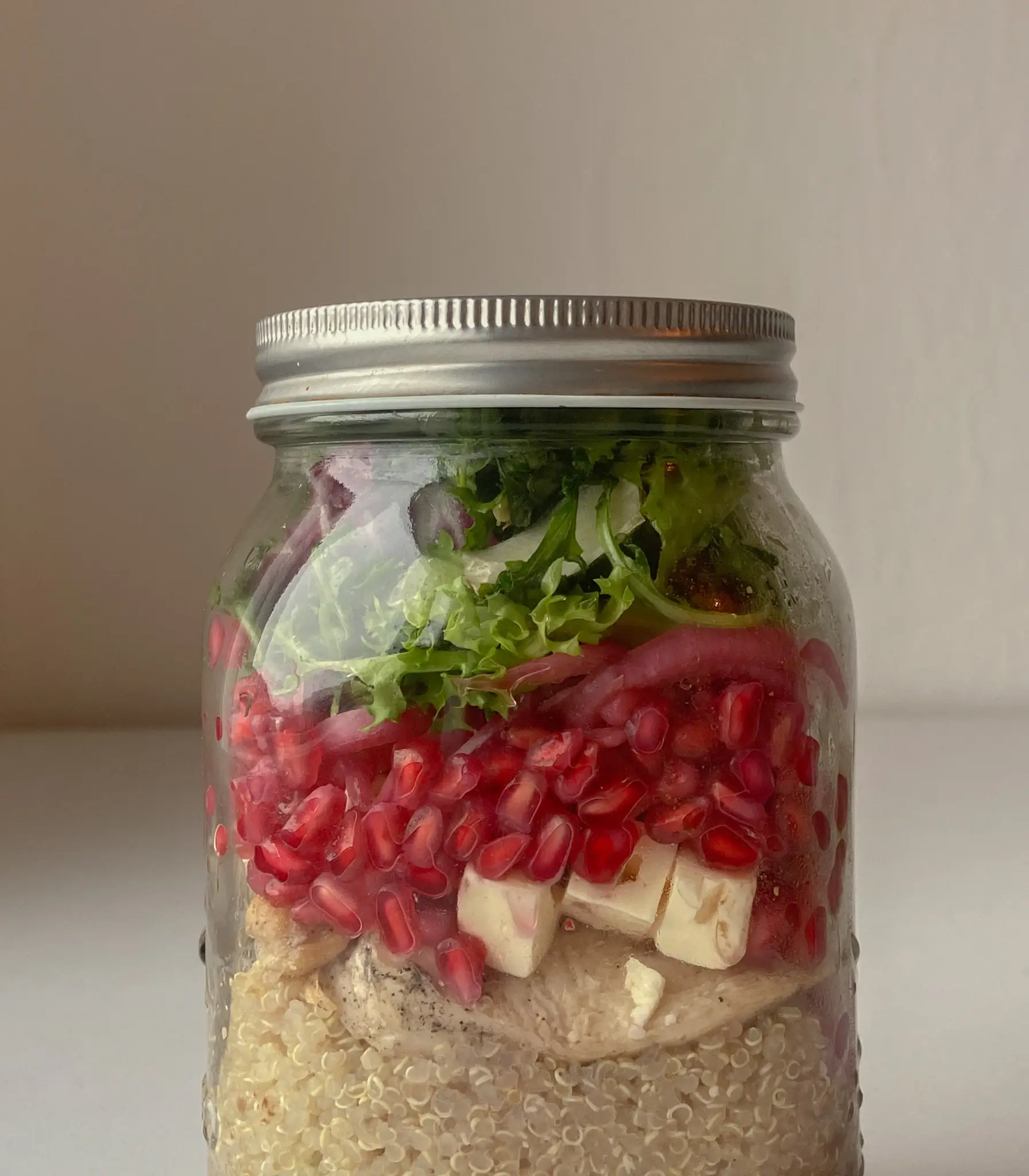 masonjar salat men quina, kylling, roedloeg og granaraebler